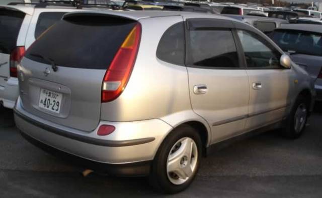2000 Nissan Tino