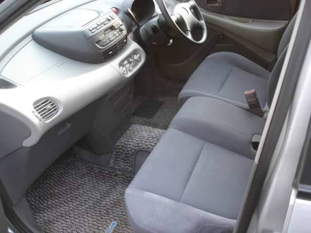 2000 Nissan Tino