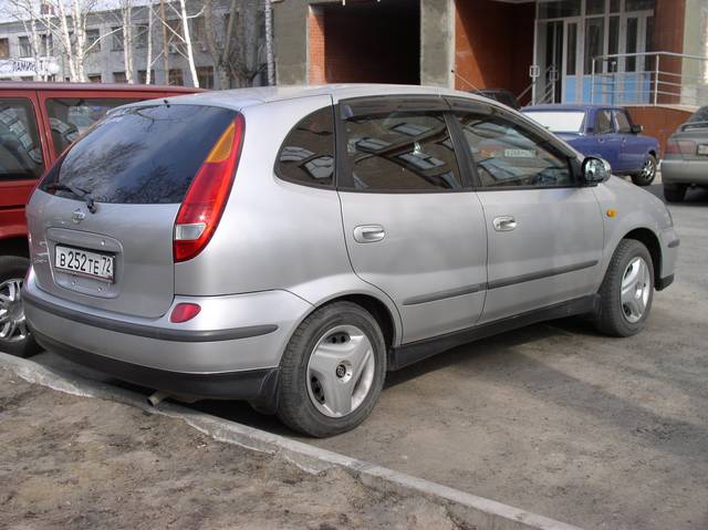 2000 Nissan Tino