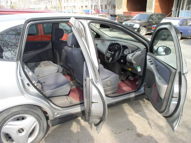 2000 Nissan Tino