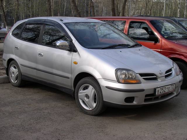 2000 Nissan Tino