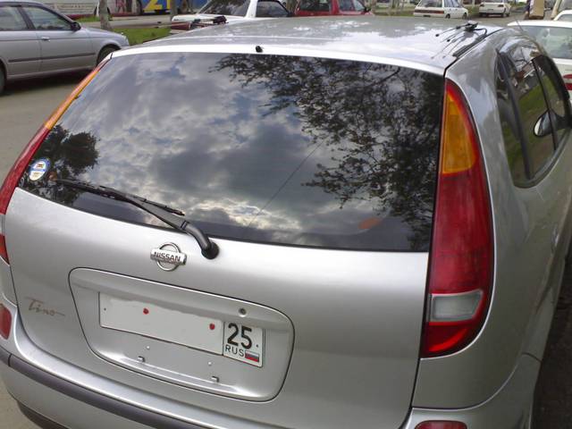 2000 Nissan Tino
