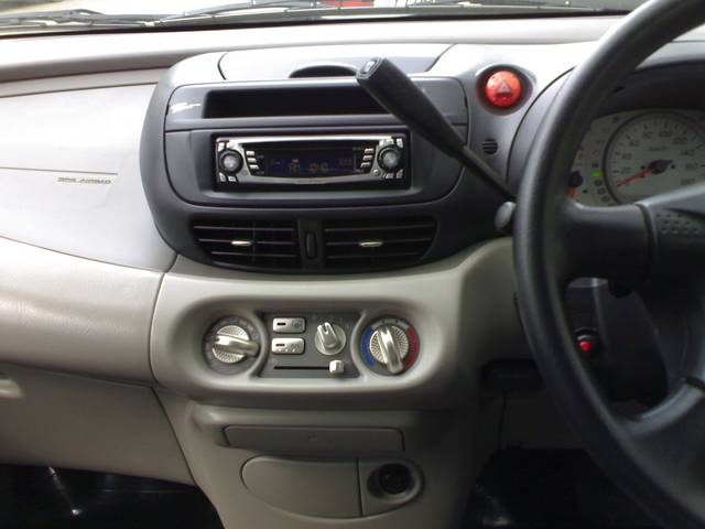 2000 Nissan Tino