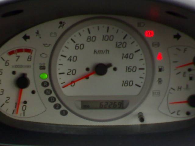 2000 Nissan Tino