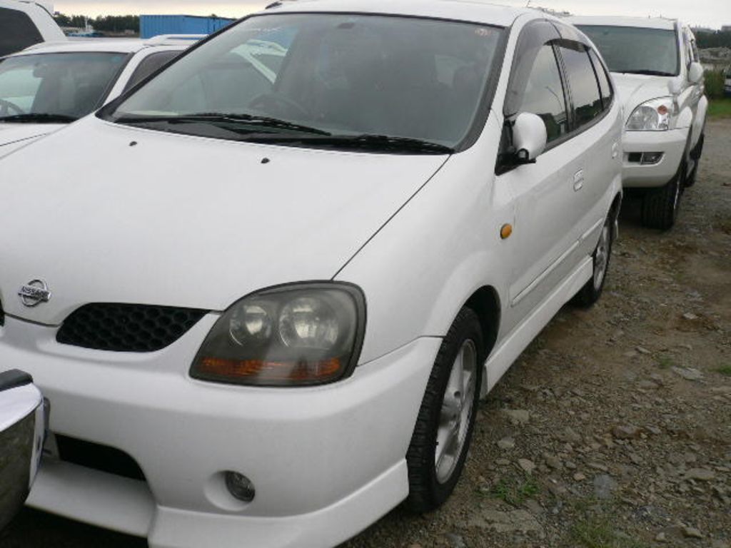 2000 Nissan Tino