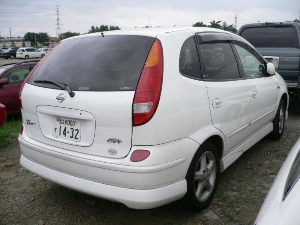 2000 Nissan Tino
