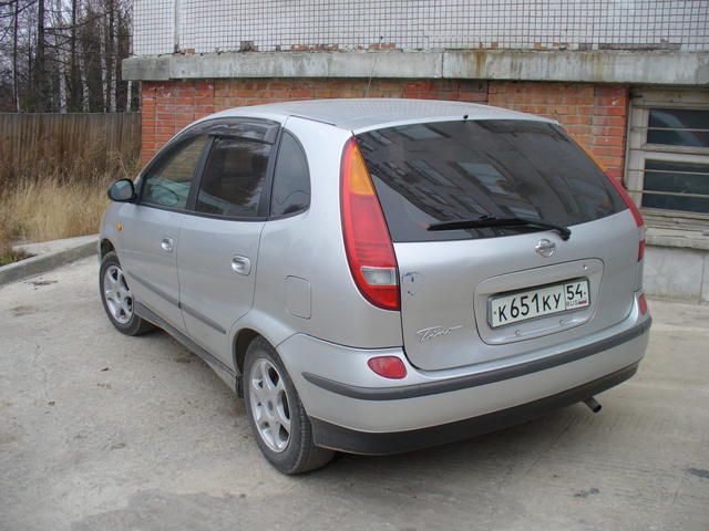 2000 Nissan Tino