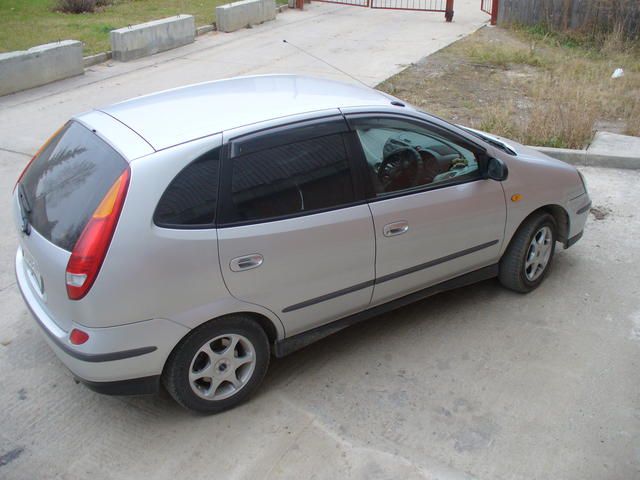 2000 Nissan Tino