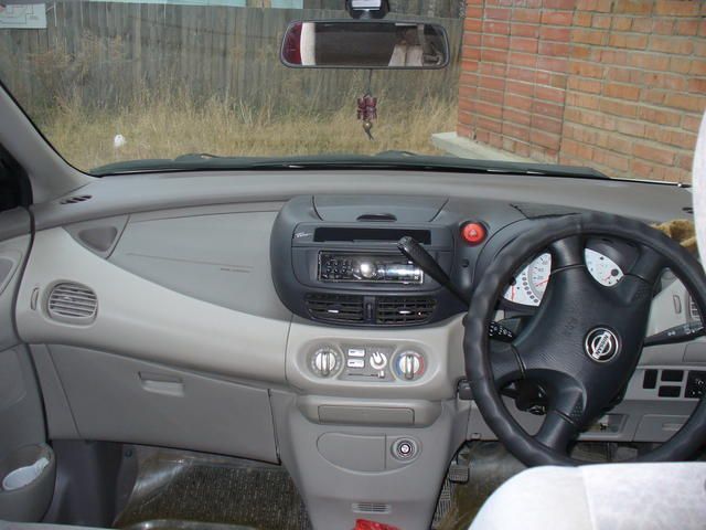 2000 Nissan Tino