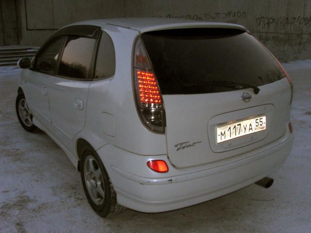 2000 Nissan Tino