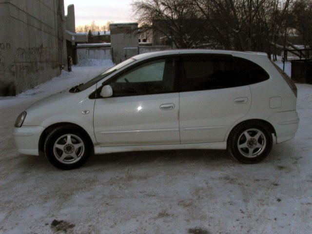 2000 Nissan Tino
