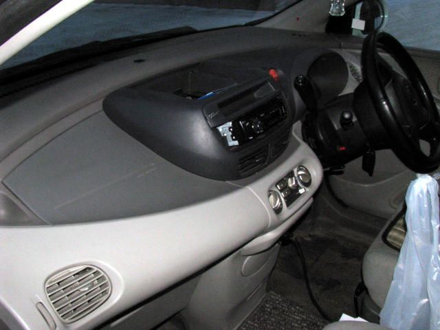 2000 Nissan Tino
