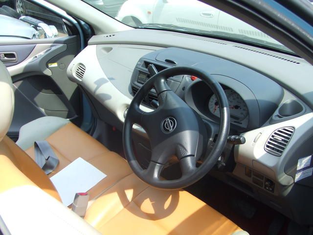 2000 Nissan Tino