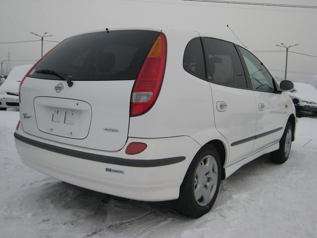 2000 Nissan Tino
