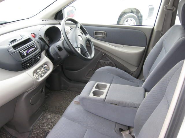 2000 Nissan Tino