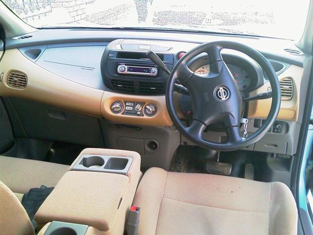 2000 Nissan Tino