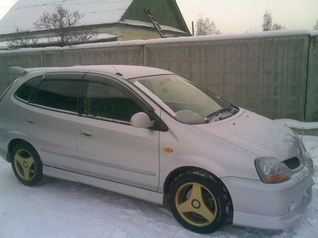 2000 Nissan Tino