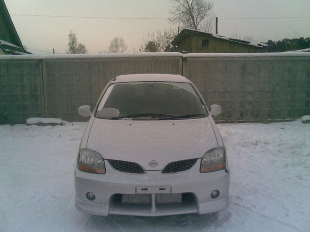 2000 Nissan Tino