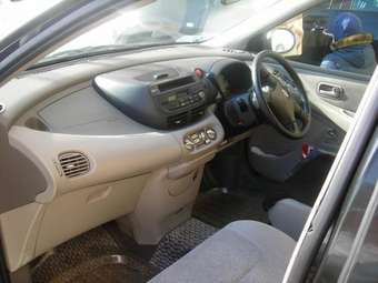 2000 Nissan Tino