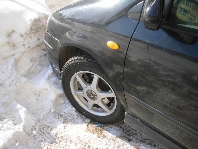 2000 Nissan Tino