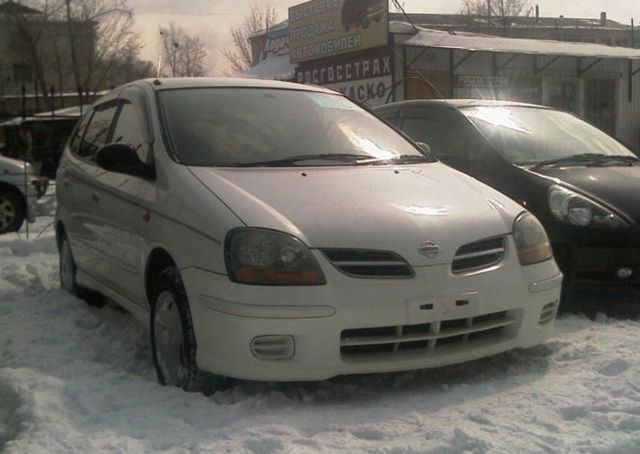 2000 Nissan Tino