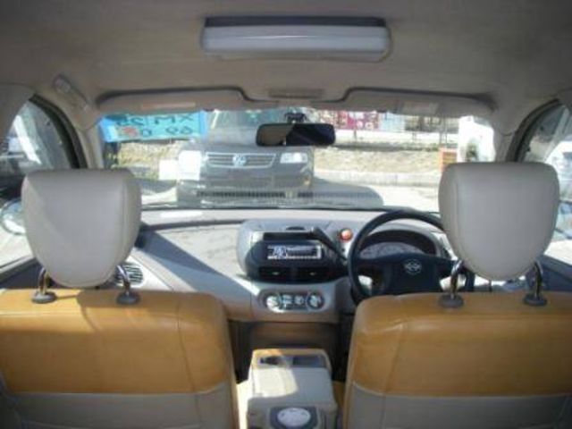 2000 Nissan Tino