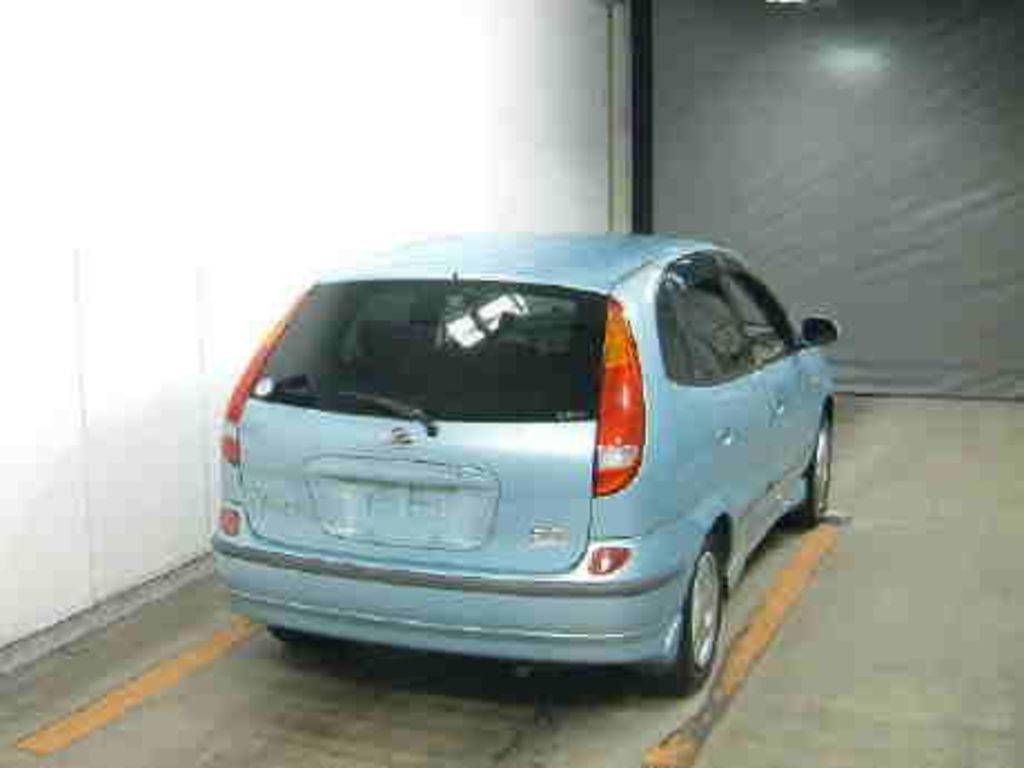 2000 Nissan Tino