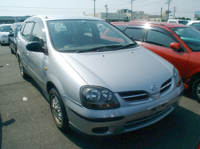 2000 Nissan Tino Photos