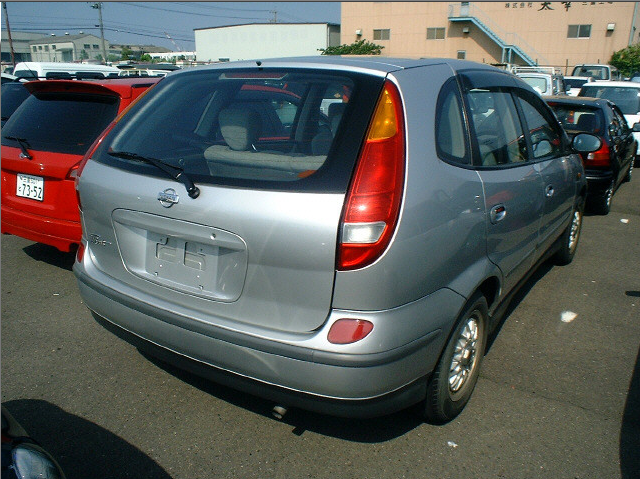 2000 Nissan Tino Photos