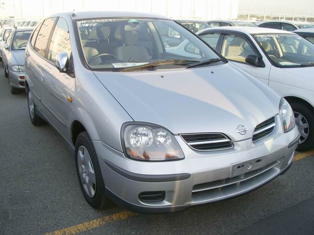 2000 Nissan Tino Photos