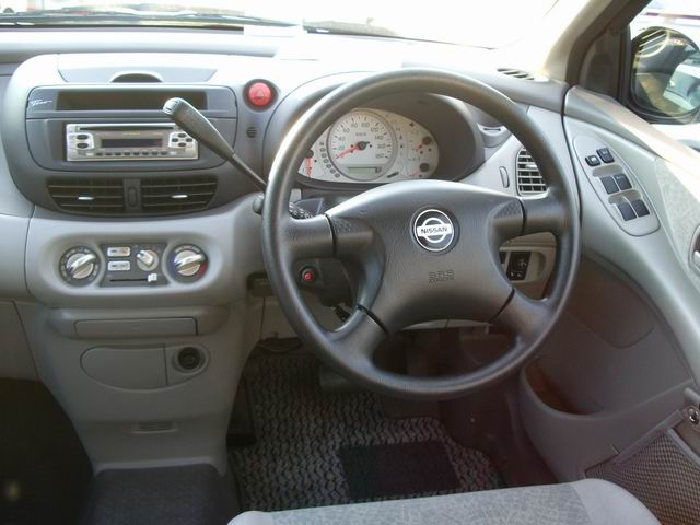 2000 Nissan Tino Wallpapers