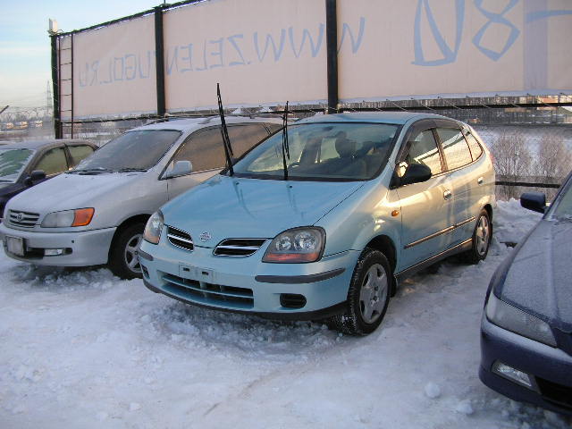 2000 Nissan Tino