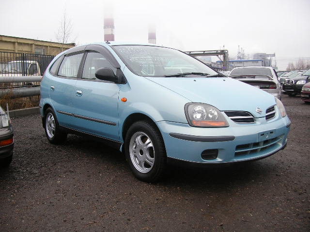 2000 Nissan Tino Photos