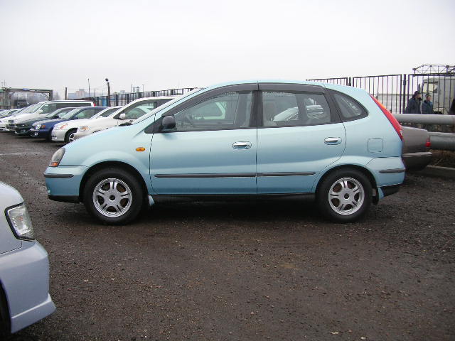 2000 Nissan Tino Photos