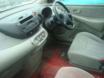 2000 Nissan Tino Images