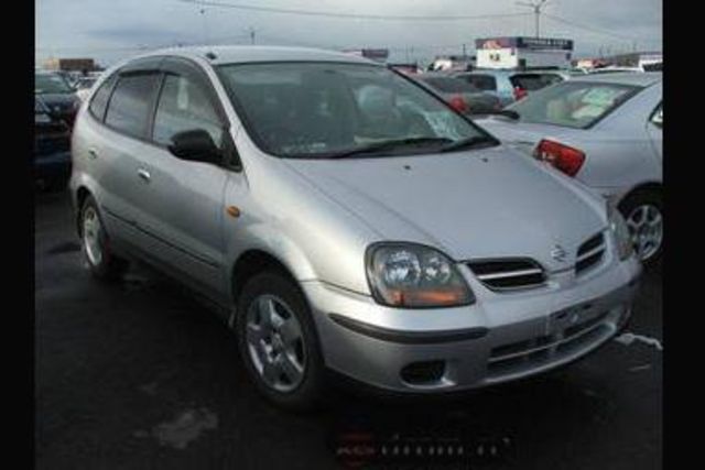 2000 Nissan Tino