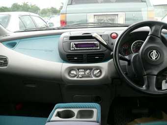 2000 Nissan Tino Photos