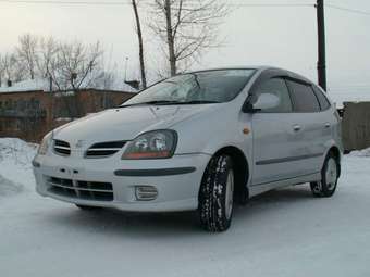 2000 Nissan Tino Photos