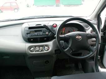 2000 Nissan Tino Pictures