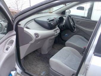 2000 Nissan Tino Pictures
