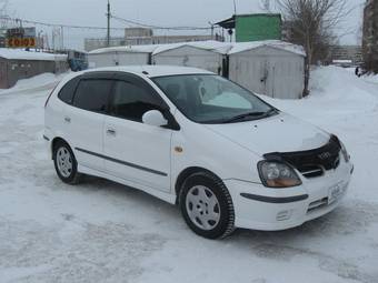 2000 Nissan Tino Pics
