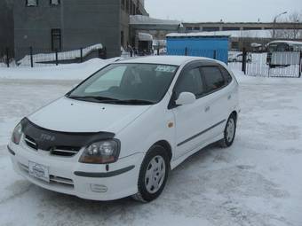 2000 Nissan Tino Photos