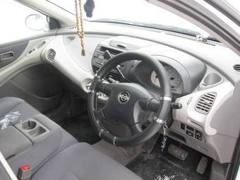 2000 Nissan Tino Photos