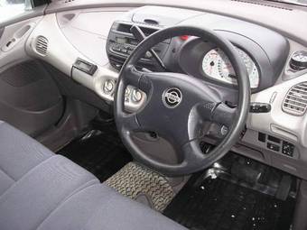 2000 Nissan Tino Pictures