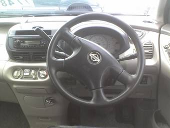 2000 Nissan Tino Photos