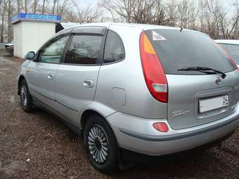 2000 Nissan Tino Photos