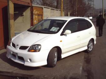 2000 Nissan Tino Photos