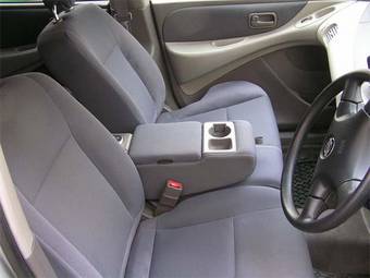 2000 Nissan Tino Pictures