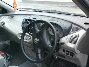 2000 Nissan Tino Photos