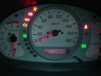 2000 Nissan Tino Photos